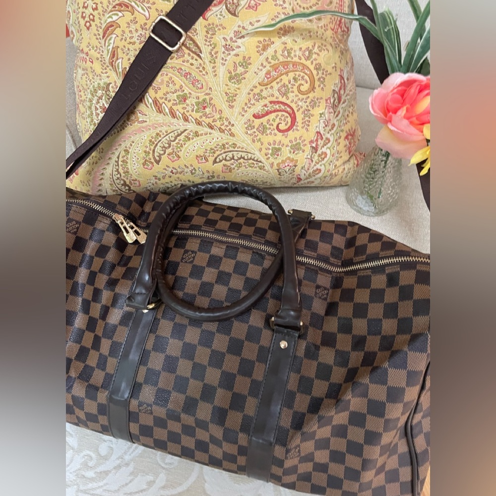 Weekender duffel bag w crossbody strap